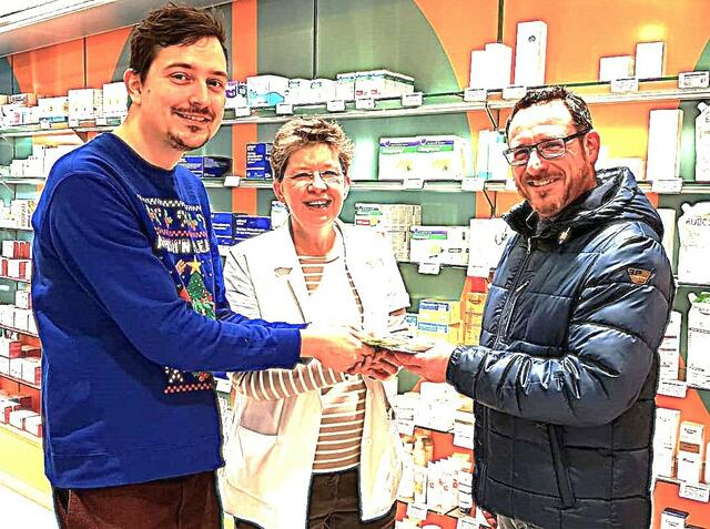 Eine große Spende aus der letztjährigen Taleraktion der Meitinger Rathausapotheke konnten die beiden Apotheker Sebastian Reisinger und Regine Hörburger dem Geschäftsführer der örtlichen Meitinger Sozialstation Jürgen M. Werner (von links) überreichen. | Foto: Peter Heider
