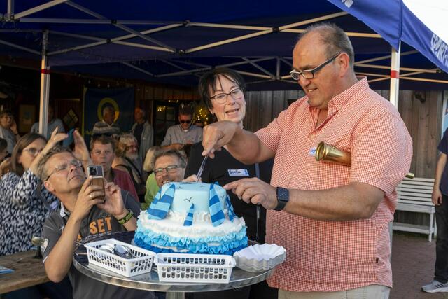 Holger Rausuß, der neuer 1. Vorsitzende, darf die Jubiläumstorte "40 Jahre surf-club-Peine" anschneiden!