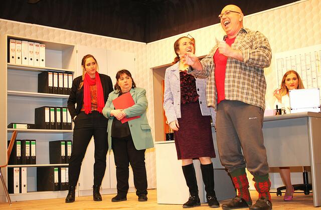 Bei diesem Frauenpower bleibt kein Auge trocken. Die Erlinger Theaterspieler sorgen heuer mit dem Stück „Ohne Kies ist´s mies“ für spannende und gute Unterhaltung.  | Foto: Peter Heider