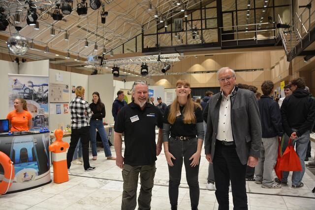 Zweiter Bürgermeister Wilhelm Kugelmann (rechts) mit den Organisatoren der Jobinfobörse: Markus Bzduch (links) und Gloria Meßner | Foto: Andrea Faber