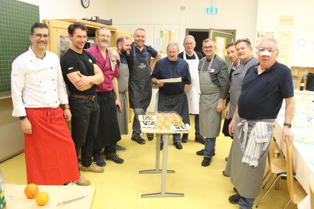 Artur Silva (Bildmitte) begrüßt die Koch-Freunde am Rußigen Freitag in der Mittelschule. 