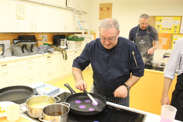 Arthur Silva, der Chef des Männerkochclubs Wertingen, macht hier gerade die Rote Beetechips , die zur Dekoration beim Hauptgericht Verwendung finden.