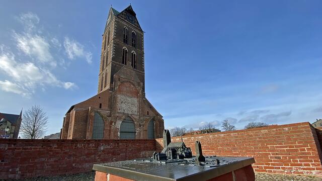 So gelingt es auf dem Marienkirchhof, den Marienkirchturm dreimal auf einem Bild festzuhalten. Foto: Helmut Kuzina
