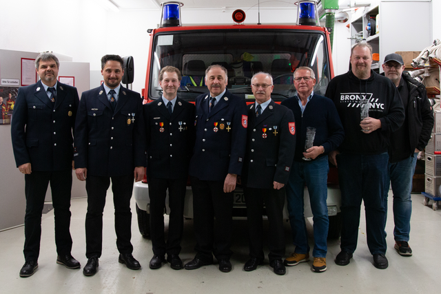 Die neuen Vorstände Herbert Wegner und Stefan Bartl mit den verabschiedeten Vorstandsmitgliedern (v.l.n.r.):
Thomas Kraus, Thomas Stegmiller, Michael Egger, Josef Kratzer, Martin Steiner, Stefan Reißner. | Foto: Lukas Demeter