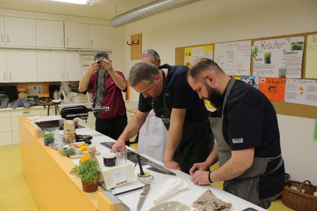 Dass die "Pfaffenhütchen" schön gleißmäßig werden, braucht man auch gleichmäßige große Teigplättchen, welche Stefan Kaiser (zweiter von rechts) Millimeter genau machte. Johannes Steichele (rechts) ist Profi im "Fagottini" füllen und formen.