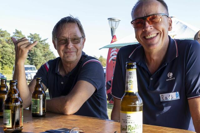 Alexander (l.), "Pressewart" seit 2008  mit dem obligatorischen Surfergruß: "Hang loose" (in etwa: "bleib gelassen") oder auch als "Shaka-Zeichen" bekannt, beim Clubweekend 2024
