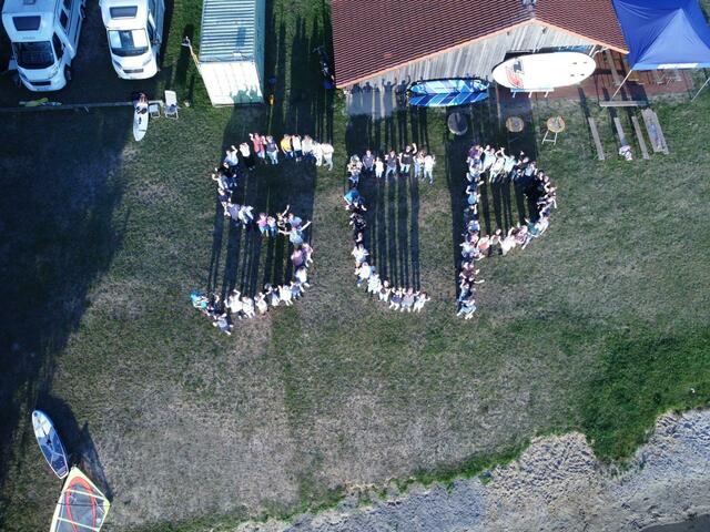 Trotz Anfangsschwierigkeiten, dank der Markierungen am Boden, "alle stehen richtig"! Jonas ist gründlich!