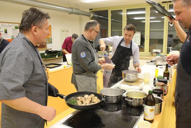 Ralph Hausbalk (links)  hat hier das Kalbsbries mit Rosmarinzweigenin der Pfanne. 