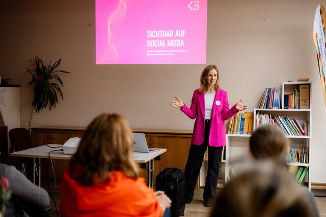  Referentin Katharina Böhner gab wertvolle Einblicke in die erfolgreiche Nutzung von Social Media für das eigene Unternehmen. | Foto: Sarah Schneller Fotografie