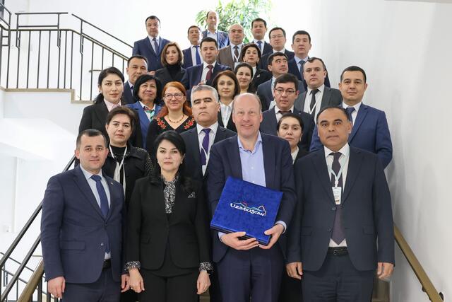 Kürzlich besuchte eine Delegation aus Usbekistan, bestehend aus Führungskräften aus Politik, Verwaltung Wirtschaft und dem öffentlichen Sektor, das Landratsamt Augsburg und tauschte sich mit Landrat Martin Sailer (Zweiter vorne rechts) zu Themen der kommunalen Rechtsaufsicht und Wirtschaftsförderung aus. Der Besuch wurde vom Institut für Internationale Zusammenarbeit der Hanns-Seidel-Stiftung organisiert. | Foto: Carola Kirasic