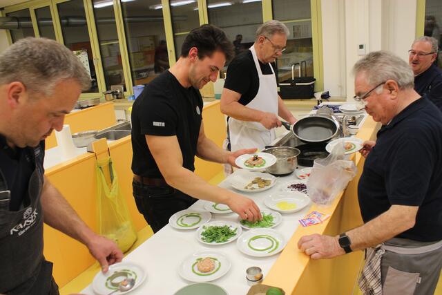 Viele Hände waren gefragt, beim Anrichten der Vorspeise, welche Martin Klaus ausgewählt und auch Chef bei der Zubereitung war. 