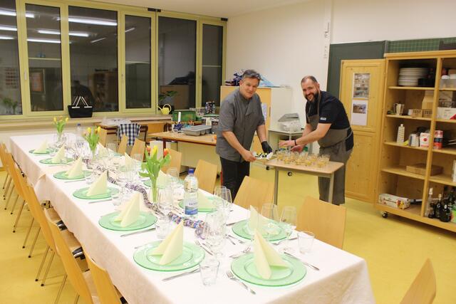 Ralph Hausbalk (links) und Johannes Steichele richten den Aperitiv fürs Amuse Geuele her.