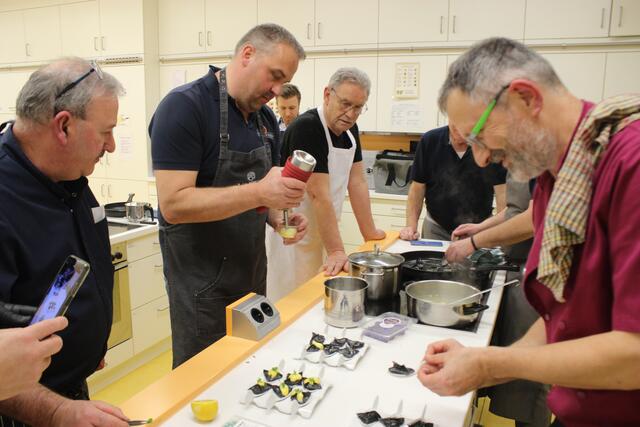 Die "gefüllten Pfaffenhüttchen" wurden als erstes serviert. Alois Moosmüller (rechts) freut sich, dass das Amuse Gueule so super gelang.