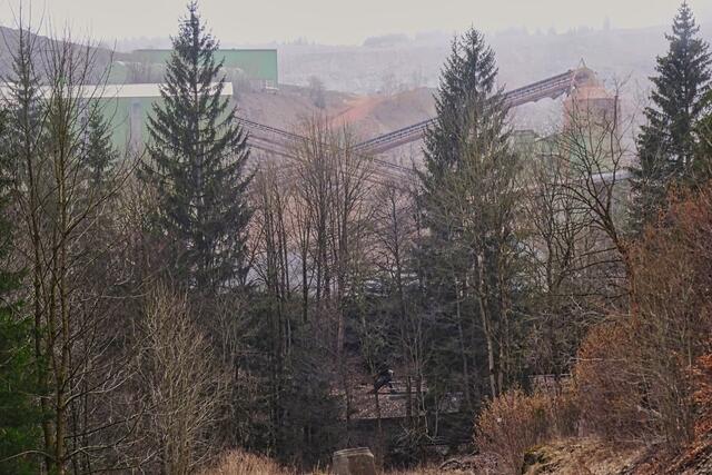 nur schemenhaft ist im Nebel das Hartsteinwerk Underberg zu erkennen