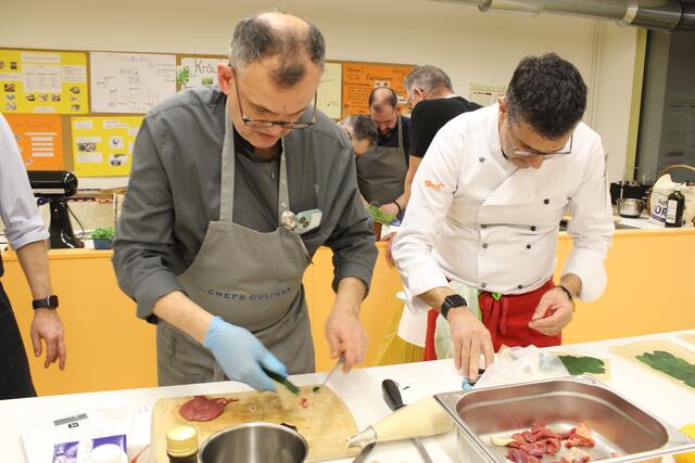 Rechts Claudio Erdner der Jürgen Rohm zur Hand ging und sich einige Tricks zeigen lies.