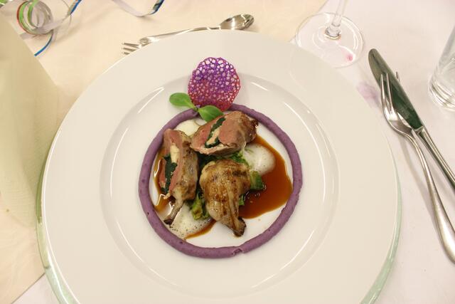 Das Hauptgericht "Gefülltes Taubenbrüstchen und gefüllte Taubenkeule" - Jürgen Rohm hat damit wieder seiner Berufung und sein Können als Küchenmeister unter Beweis gestellt. Angerichtet im roten Kartoffelpüree-Kreis auf Rosenkohlblättchen mit einem Roten Beetechip. 