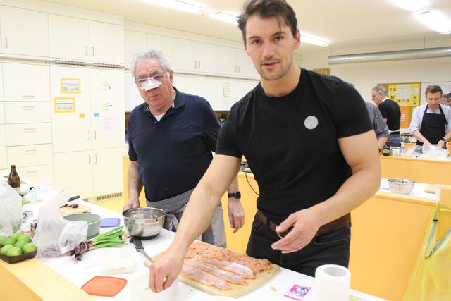 Karl Rupp (links) und Martin Klaus  beim herrichten des saiblings für die Vorspeise.