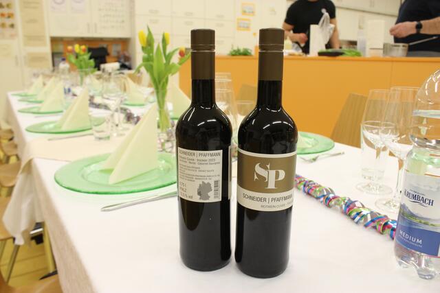 Der Wein mundete hervorragend zu dem Tauben Hauptgang, für den Küchenmeister Jürgen Rohm verantwortlich war und zubereitete. | Foto: Otto Killensberger