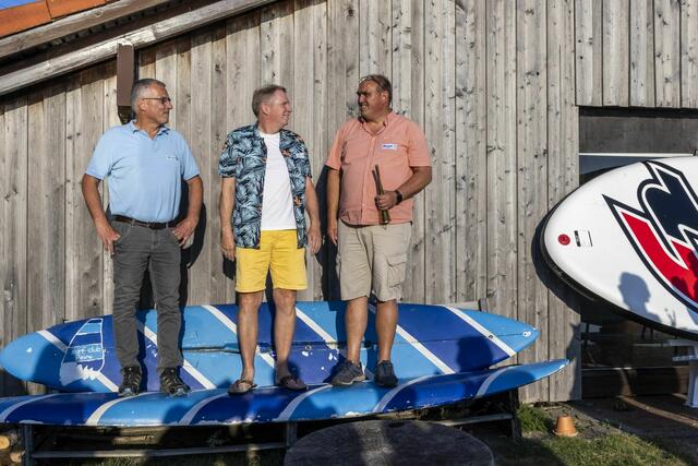 Vorsitzende unter sich (von l.): Aktueller 2. Vorsitzender Sönke Leißner, "Allererster und bis Anfang der 2000er Jahre ehemaliger 1. Vorsitzender Dieter Gauß und der aktuelle 1. Vorsitzende Holger Raudsuß beim legendären Clubweekend September 2024, "40 Jahre surfclub- Peine"