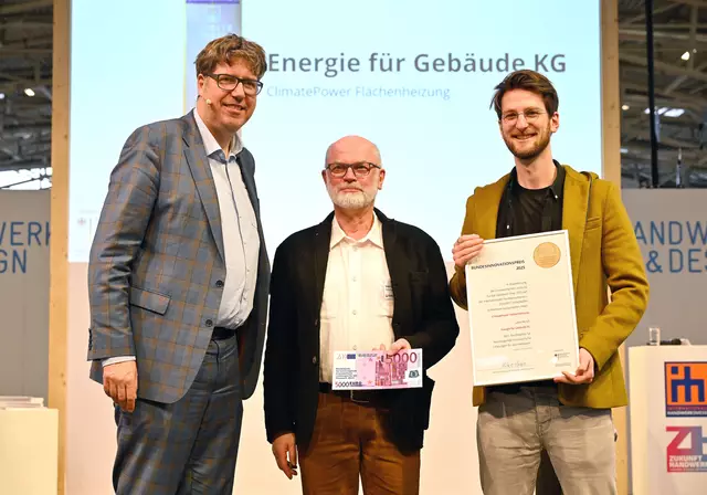 Auszeichnung mit dem Bundesinnovationspreis für ein innovatives Heizsystem auf der IHM (von links): Deutschlands Wirtschaftsstaatssekretär Michael Kellner mit den Preisträgern Martin und Benjamin Sandler von der Firma Energie für Gebäude KG aus Kaufbeuren. | Foto: IHM