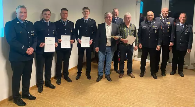 Stellvertretender Kommandant Martin Heckel, Moritz Roßmann, Manuel Heckel, Johannes Bullinger, Markus Roßmann, Ulrich Bauer, Dieter Wolf, SBM Thomas Stecker, SBI Alexander Zobel und Kommandant Ulrich Reitschuster | Foto: Ulrich Reitschuster