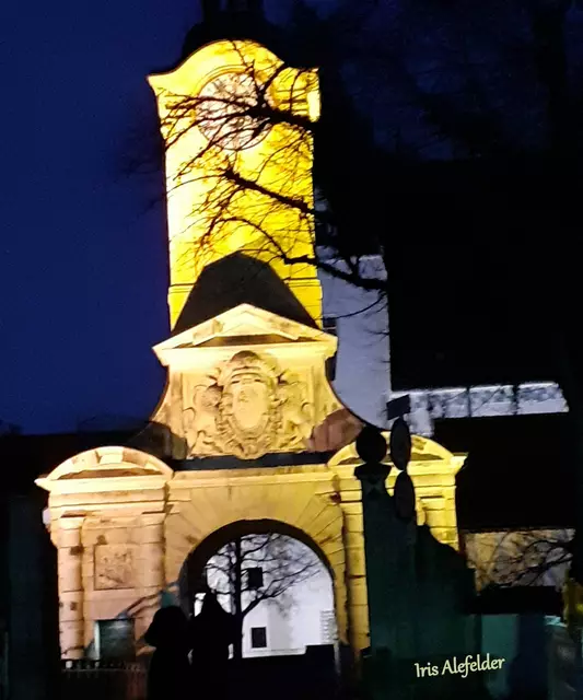 Das Portal des Neuen Schlosses bei Nacht. | Foto: Iris Alefelder