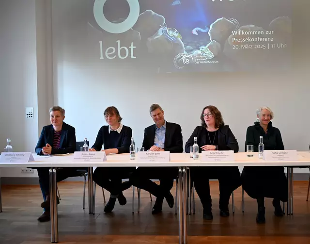 Stellen die neue Sonderschau vor: (v.l.) Museumskuratorin Christiane Schilling, Kristin Baber vom Senckenberg Museums für Naturkunde Görlitz, Karsten Behr, Geschäftsführer der Bingo-Umweltstiftung.Hannovers Umweltdezernentin Anja Ritschel und Museumsdirektorin Katja Lembke.