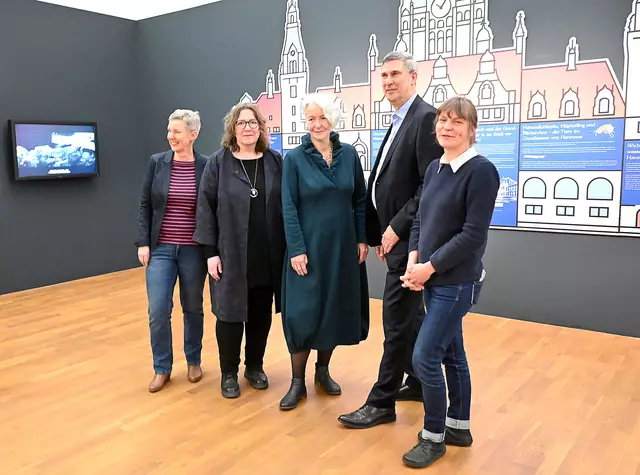 Präsentieren die neue Ausstellung (v.l.) Museumskuratorin Christiane Schilling, Hannovers Umweltdezernentin Anja Ritschel, Museumsdirektorin Katja Lembke, Kristin Baber und Karsten Behr, Geschäftsführer der Bingo-Umweltstiftung.