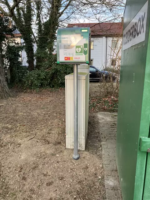 Dieser Defibrillator wurde durch den Bürgerhaushalt 2025 am Stifterplatz finanziert. | Foto: Stadt Gersthofen / Markus Räupke
