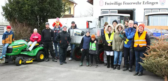 Zahlreiche volle Plastiksäcke mit sinnlos weggeworfenen Unrat, Abfall und Müll wurden von 30 engagierten Erlinger Bürger und Bürgerinnen mit zehn Kinder und den Aktionsinitiatoren Rudolf Helfert (dritter von links) und Patrick Gerblinger (vierter von links) rund um den Meitinger Ortsteil aufgelesen und zum örtlichen Wertstoffhof gebracht. | Foto: Peter Heider