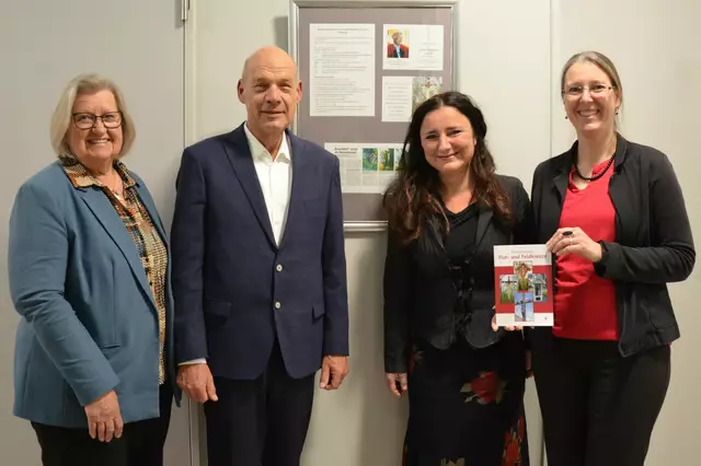 Emma Leupolz (1935–2018) hatte mit interessierten Bürgern „Kreuzfahrten“, Besichtigungstouren zu den Königsbrunner Feldkreuzen, durchgeführt. Ihr Sohn Alexander Leupolz freute sich über die Würdigung der Pionierarbeit seiner Mutter. V. l. 3. Bürgermeisterin Ursula Jung, Alexander Leupolz, Redakteurin Dr. Nadja Hadek und Dr. Diana Egermann-Krebs, Leiterin des Stadtarchivs.   | Foto: Anke Maresch