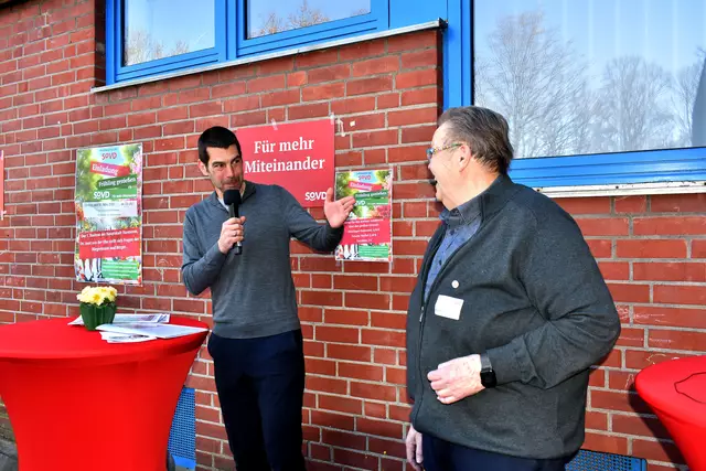 Ordnungsdezernent Axel von der Ohe (l.) mit dem SoVD-Vorsitzenden Dirk Battke (r.).