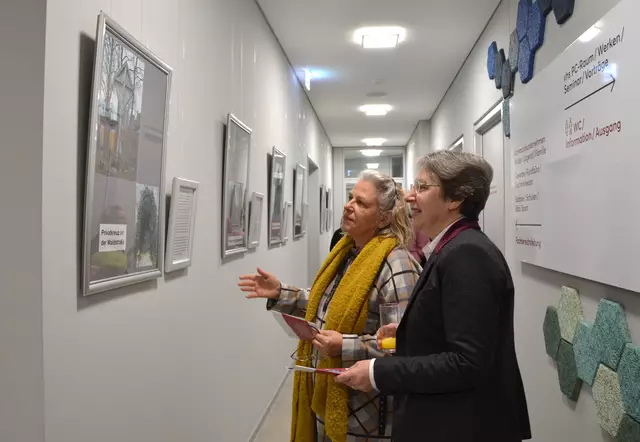 Noch bis 30. April 2025 kann im Bürgerservicezentrum in der Marktstraße 3a die Ausstellung zu den Königsbrunner Flur- und Feldkreuzen besichtigt werden. | Foto: Anke Maresch