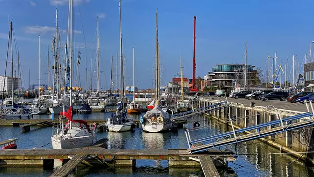 Der Westhafen ist der Ausgangspunkt vieler Freizeitkapitäne, um mit ihren Segel- oder Motoryachten einen Törn auf der Ostsee zu unternehmen. Foto: Helmut Kuzina