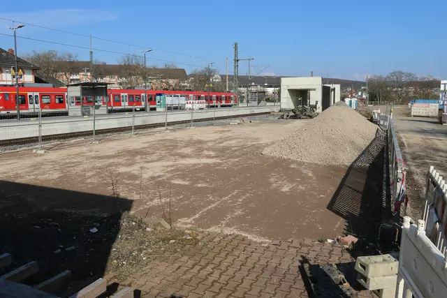 Die Gruben von der früheren Unterführung sind verfüllt worden.
