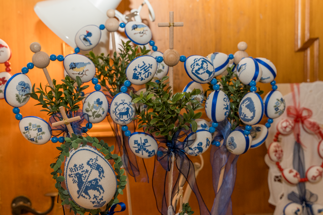 Ostermarkt 2025 im Aichacher Sisi-Schloss in Unterwittelsbach - Handgestickte Arbeit von Petra Würth | Foto: FSeventfoto