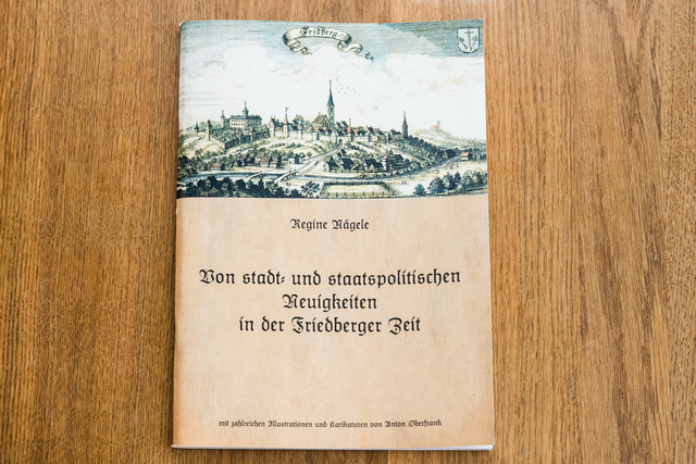 Auch zum 13. historischen Altstadtfest in der Zeit vom 4. bis 13. Juli 2025 wir die Illustrierte Zeitung wieder zu jedem Veranstaltungstag, frisch gedruckt im Fraghäusl der Stadt Friedberg aufliegen. Wir sprachen mit der Verfasserin Regine Nägele über die Entstehungsgeschichte und die neue Ausgabe der Illustrierten. | Foto: FSeventfoto
