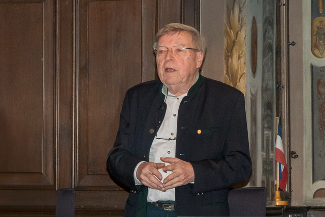 Bei der Jahreshauptversammlung 2025 gab Walter Föllmer im voll besetzten Saal vom Friedberger Rathaus seinen Rückzug als Zweiter Vorstand des Vereins bekannt. | Foto: FSeventfoto