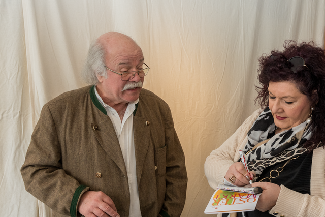 Ostermarkt 2025 im Aichacher Sisi-Schloss in Unterwittelsbach - Hans-Jürgen Preuss im Gespräch mit myheimat-Reporterin Sabina Scherer | Foto: FSeventfoto