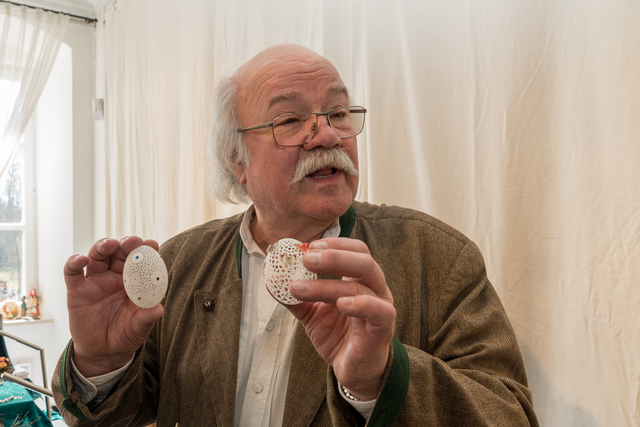 Ostermarkt 2025 im Aichacher Sisi-Schloss in Unterwittelsbach - Hans-Jürgen Preuss perforiert Ostereier mit dem Zahnarzt-Bohrer | Foto: FSeventfoto