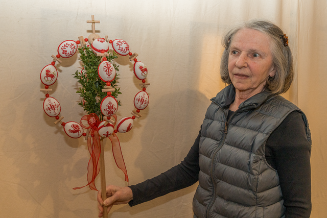 Ostermarkt 2025 im Aichacher Sisi-Schloss in Unterwittelsbach - Handgestickte Arbeit von Petra Würth | Foto: FSeventfoto
