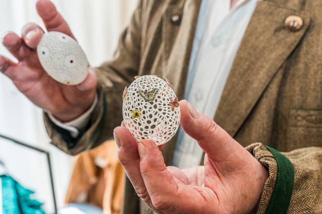 Ostermarkt 2025 im Aichacher Sisi-Schloss in Unterwittelsbach - Hans-Jürgen Preuss perforiert Ostereier mit dem Zahnarzt-Bohrer | Foto: FSeventfoto