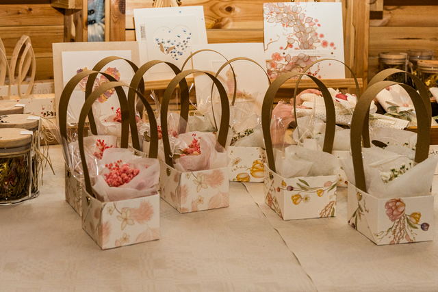 Ostermarkt 2025 im Aichacher Sisi-Schloss in Unterwittelsbach - Handgefertigtes aus hochwertigem Papier am Stan von Madeleine Mrotzek | Foto: FSeventfoto