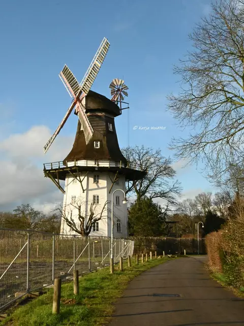 Mühlenmontag (Foto: Katja Woidtke)

Windmühle Oberneuland in Bremen - rund um die Mühle entstehen Einfamilien- und Reihenhäuser sowie Wohnungen | Foto: Katja Woidtke