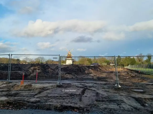 Mühlenmontag (Foto: Katja Woidtke)

Windmühle Oberneuland in Bremen - versteckt hinter Bauzäunen | Foto: Katja Woidtke