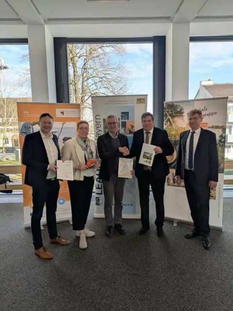 Gemeinsame Initiative der Landkreise zur Stärkung des Tourismus - Übergabe LEADER Förderbescheid: (v.l.n.r.) Landrat Dr. Hans Reichhart, Landrätin Eva Treu, Erich Herreiner, Landrat Markus Müller, Dr. Reinhard Bader | Foto: Axel Egermann