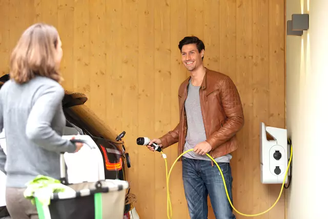Auch das Laden des E-Autos lässt sich mit der smarten Technik optimieren.
 | Foto: DJD/WeberHaus
