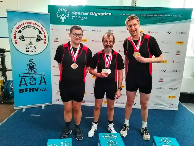 Etienne Wiedemann, Werner Wiedemann und Markus Protte (v.l.) mit ihren gewonnenen Medaillen bei ihrer ersten Teilnahme im Kraftdreikampf  | Foto: Andy Eder