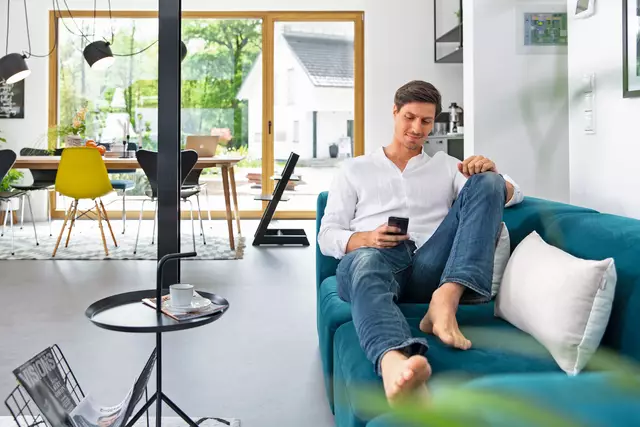Intelligente Gebäudetechnik macht den Alltag komfortabler und sicherer. Die vielen Funktionen im Smarthome lassen sich bequem per App bedienen.
 | Foto: DJD/WeberHaus