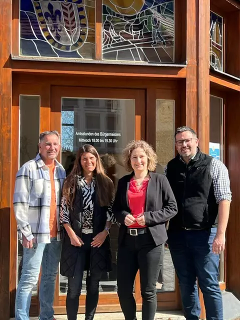 Von links: Andreas Ehinger, Stefanie Haslinger, Landtagsabgeordnete Marina Jakob und Bürgermeister Karl-Heinz Mengele | Foto: (c) Gemeinde Emersacker